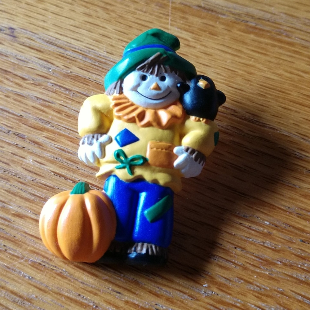TH Scarecrow with Crow and Pumpkin & Pin 4 your Lil' Pumpkin